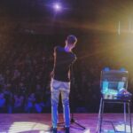 Iluzjonista Krzysztof Szostek podczas pokazu na Śląsku