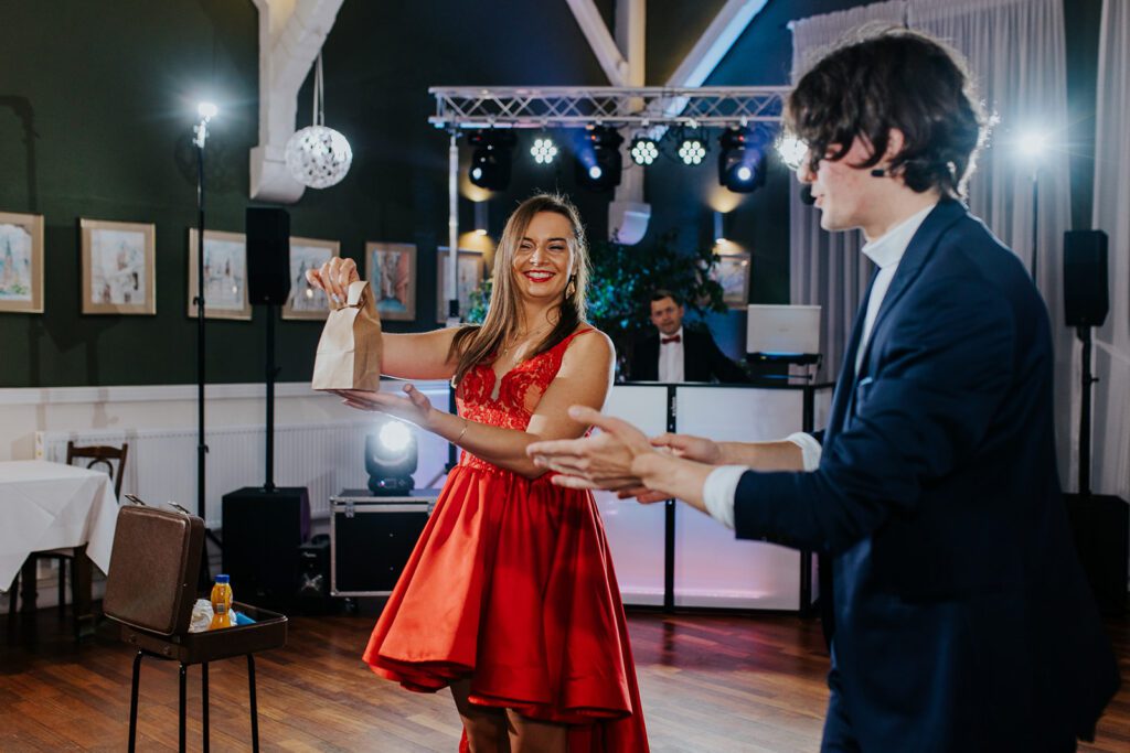 pokaz iluzji scenicznej na imprezie firmowej