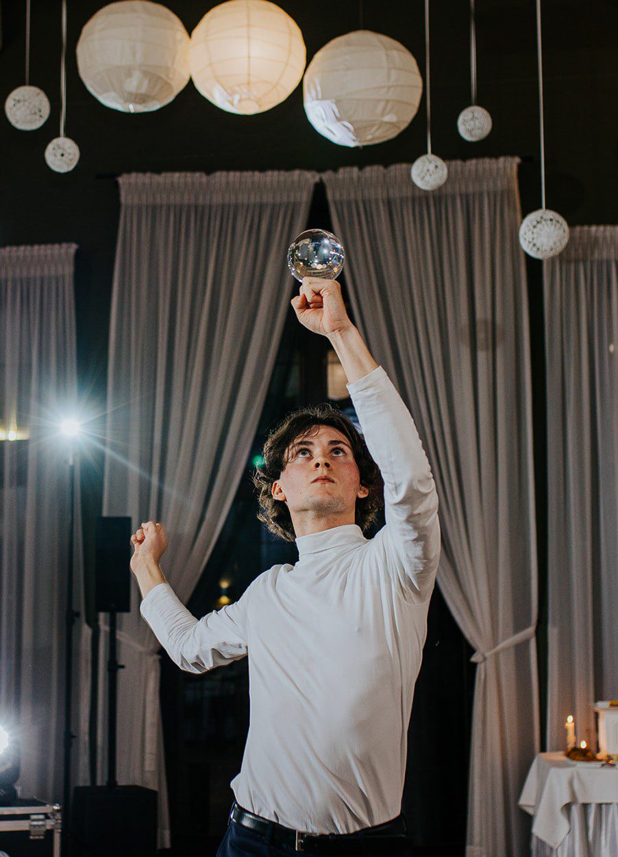 Iluzjonista Krzysztof Szostek - profesjonalny pokaz magii