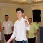 Iluzjonista Krzysztof Szostek podczas pokazu w hotelu w warszawie