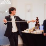 Iluzjonista Krzysztof Szostek podczas pokazu na weselu na śląsku