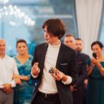 Iluzjonista Krzysztof Szostek podczas pokazu na imprezie firmowej w Krakowie