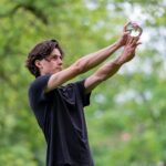 Iluzjonista Krzysztof Szostek podczas pokazu na weselu